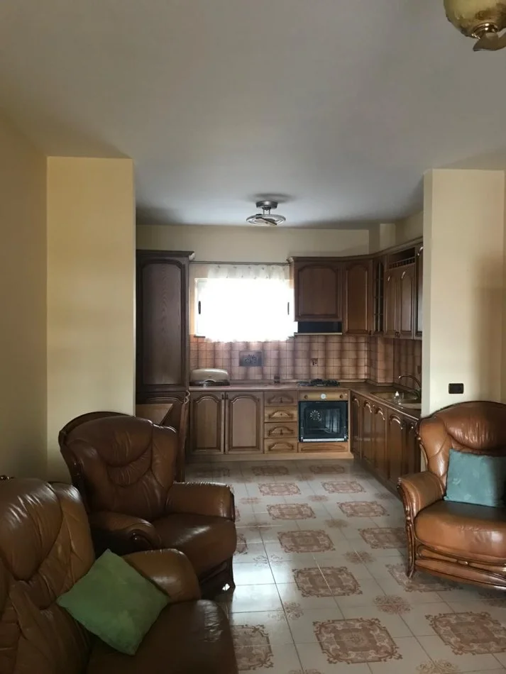 Tirane, jepet me qera apartament 2+1 Kati 3,