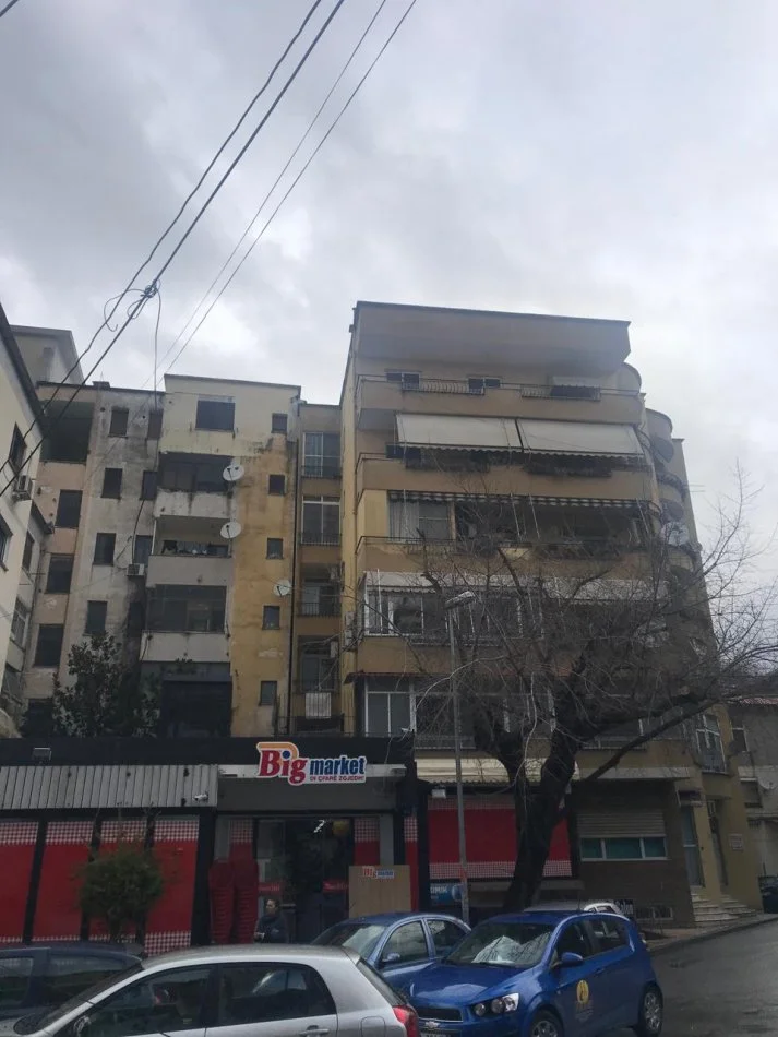 Tirane, jepet me qera apartament 2+1 Kati 3,