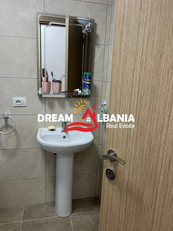 Tirane, jepet me qera apartament 3+1 Kati 3, 120 m² 700€ (5 Maji)