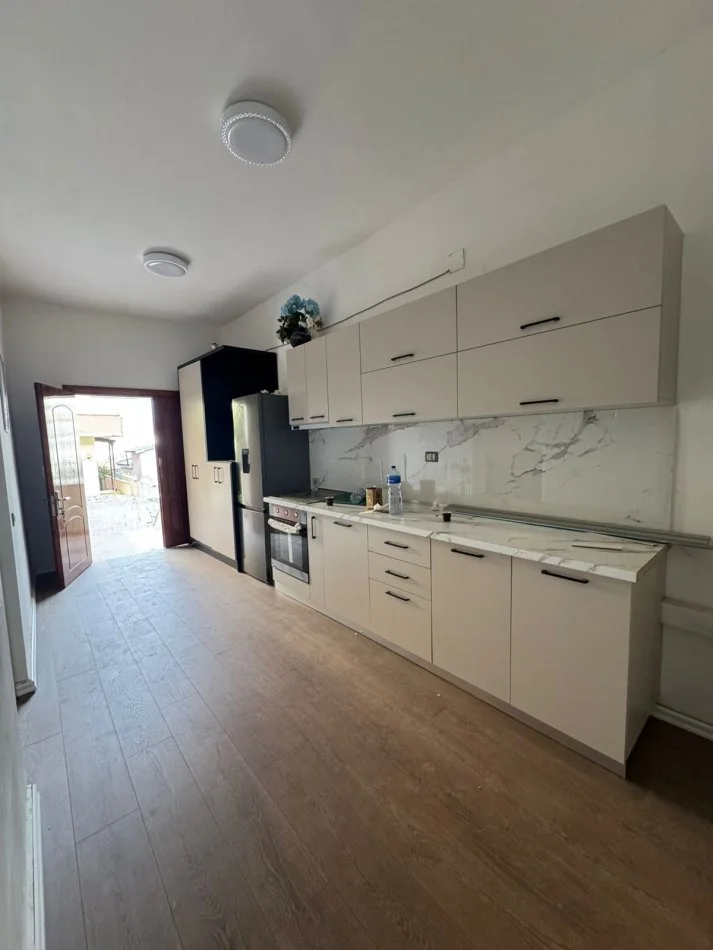 Tirane, jepet me qera apartament 1+1+Ballkon Kati 1, 55 m² 460 € (perball kristal center)