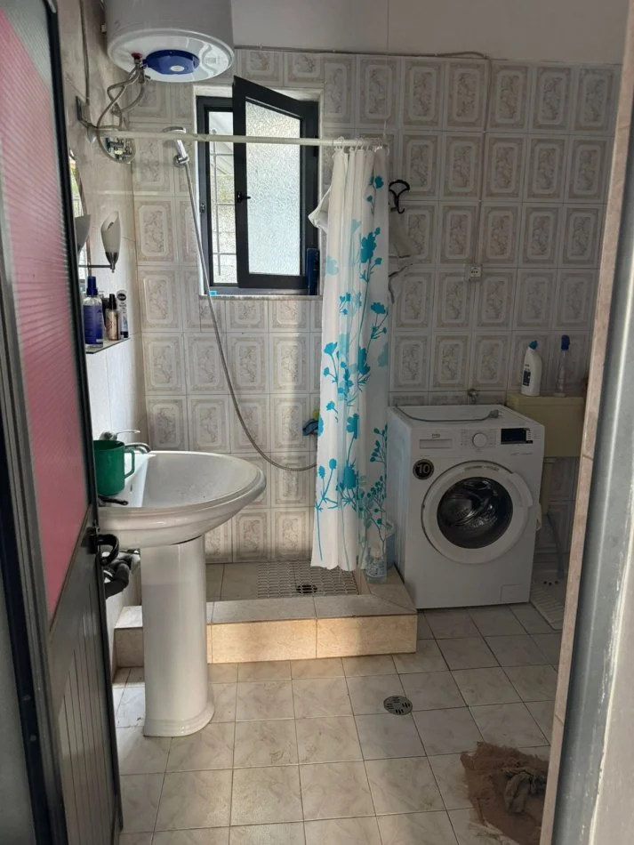 Tirane, jepet me qera apartament 1+1 Kati 1, 55 m² 460 € (tek mbikalimi kristalit)