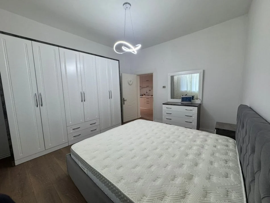 Tirane, jepet me qera apartament 1+1+Ballkon Kati 1, 55 m² 460 € (perball kristal center)