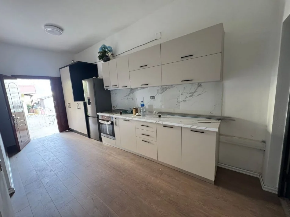 Tirane, jepet me qera apartament 1+1 Kati 1, 55 m² 460 € (tek mbikalimi kristalit)
