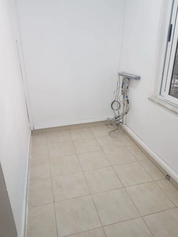 Tirane, jepet me qera apartament 1+1 Kati 1, 58 m² 410 € (rruga muhamet gjollesha)