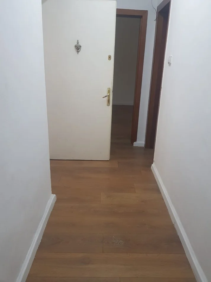 Tirane, jepet me qera apartament 1+1 Kati 1, 58 m² 410 € (rruga muhamet gjollesha)
