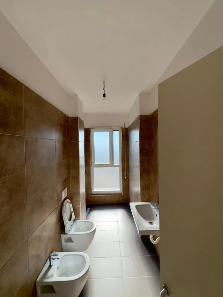 Tirane, jepet me qera apartament 1+1+Ballkon Kati 8, 65 m² 450 € (tek "Tirana Trio Tower Residence", Don Bosko)