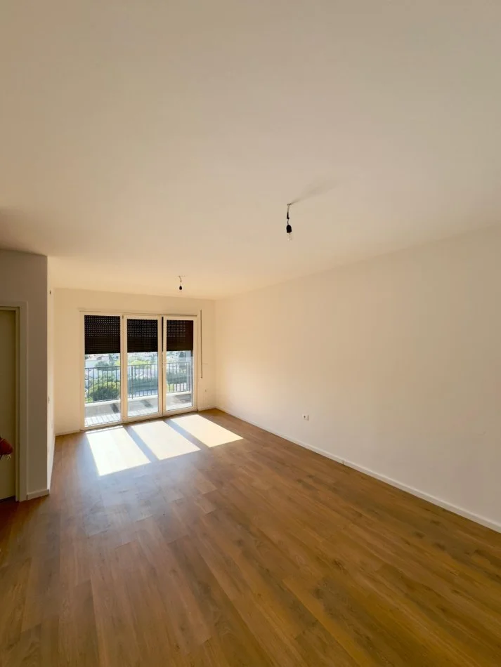 Tirane, jepet me qera apartament 1+1+Ballkon Kati 8, 65 m² 450 € (tek "Tirana Trio Tower Residence", Don Bosko)