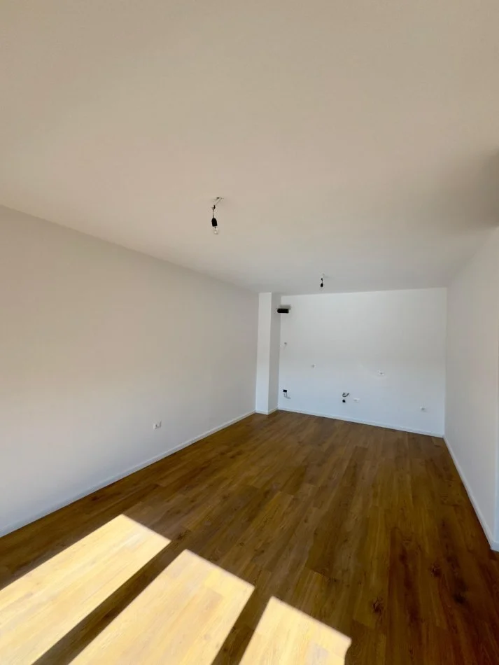 Tirane, jepet me qera apartament 1+1+Ballkon Kati 8, 65 m² 450 € (tek "Tirana Trio Tower Residence", Don Bosko)