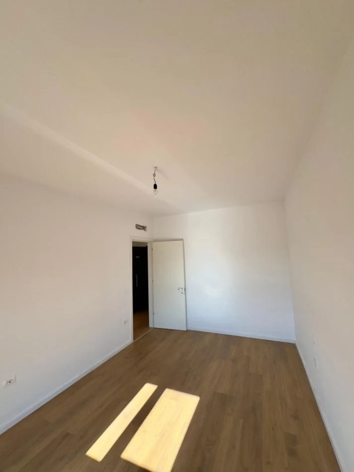Tirane, jepet me qera apartament 1+1+Ballkon Kati 8, 65 m² 450 € (tek "Tirana Trio Tower Residence", Don Bosko)