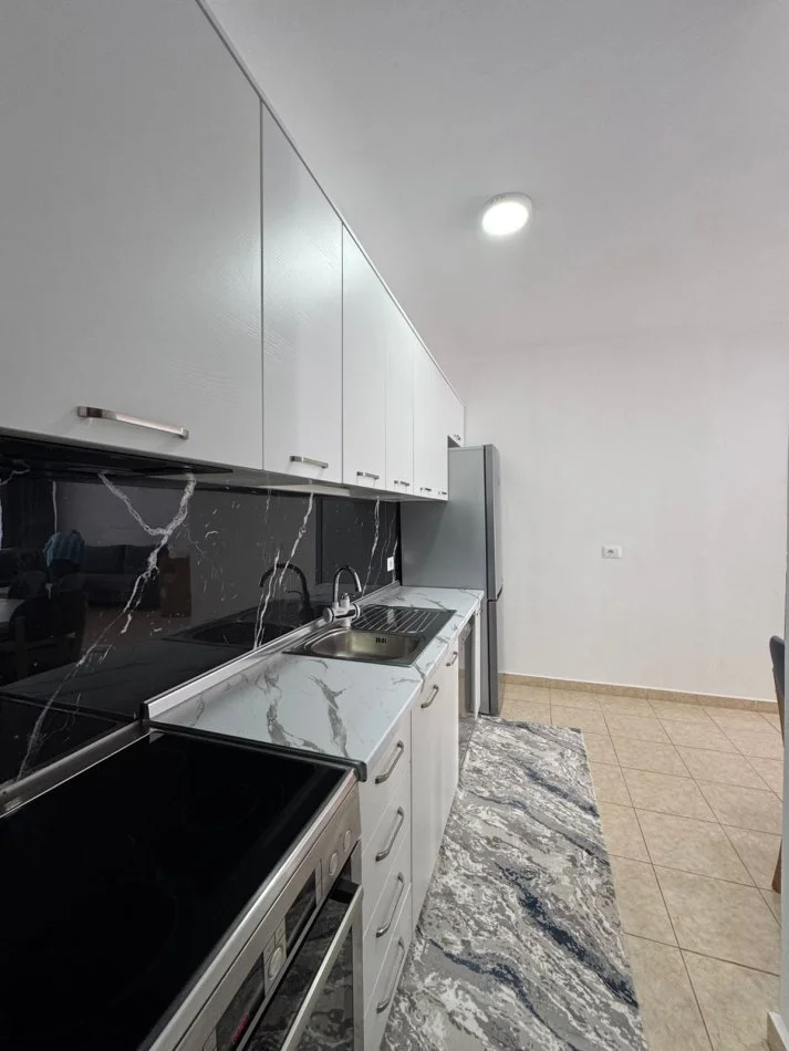 Tirane, jepet me qera apartament 2+1+Aneks+Ballkon Kati 4, 83 m² 650 € (ISH FUSHA E AVIACIONIT)