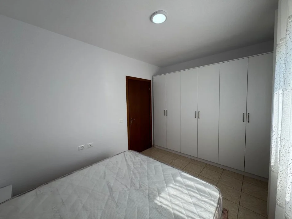 Tirane, jepet me qera apartament 2+1+Aneks+Ballkon Kati 4, 83 m² 650 € (ISH FUSHA E AVIACIONIT)