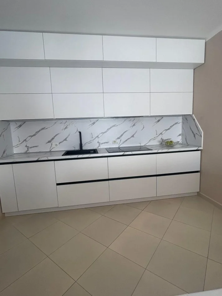 Durres, jepet me qera apartament 2+1+Ballkon Kati 4, 111 m² 400 € (BAR CORNER POLICIA PALLAT I RI ME ASHENSOR)