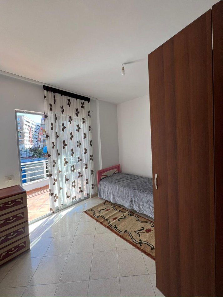 Tirane, ndarje qeraje apartament 3+1+Ballkon Kati 2, 110 m² 160 € (rruga Teodor Keko, prane bar Oslo)