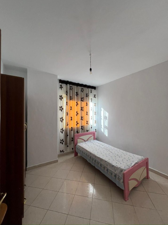 Tirane, ndarje qeraje apartament 3+1+Ballkon Kati 2, 110 m² 160 € (rruga Teodor Keko, prane bar Oslo)