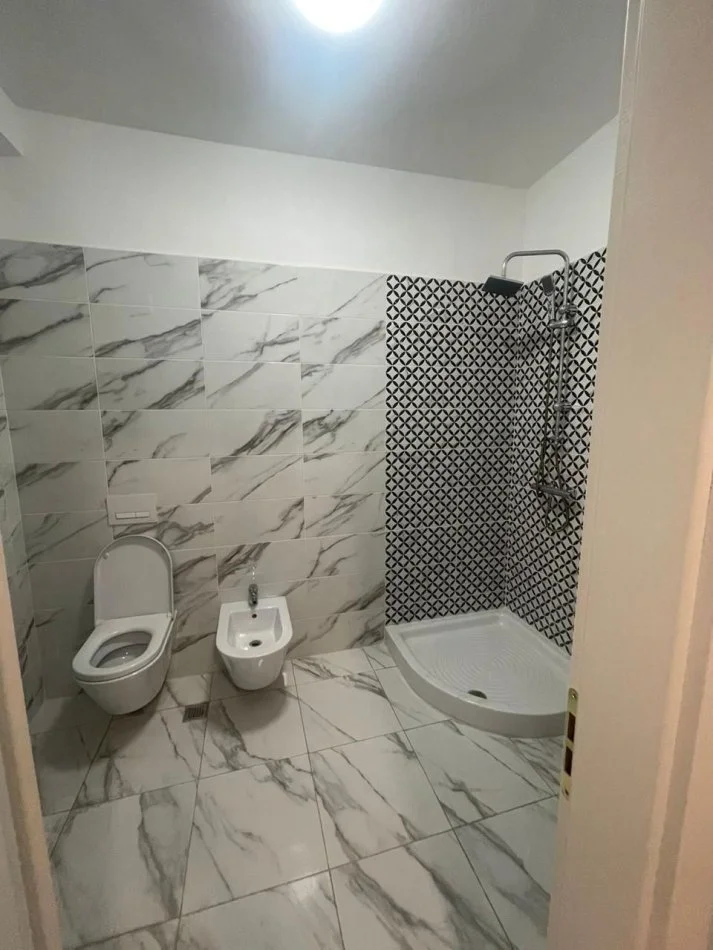 Tirane, jepet me qera apartament 2+1+Ballkon Kati 3, 118 m² 650 € (policia rrugore kinostudio)