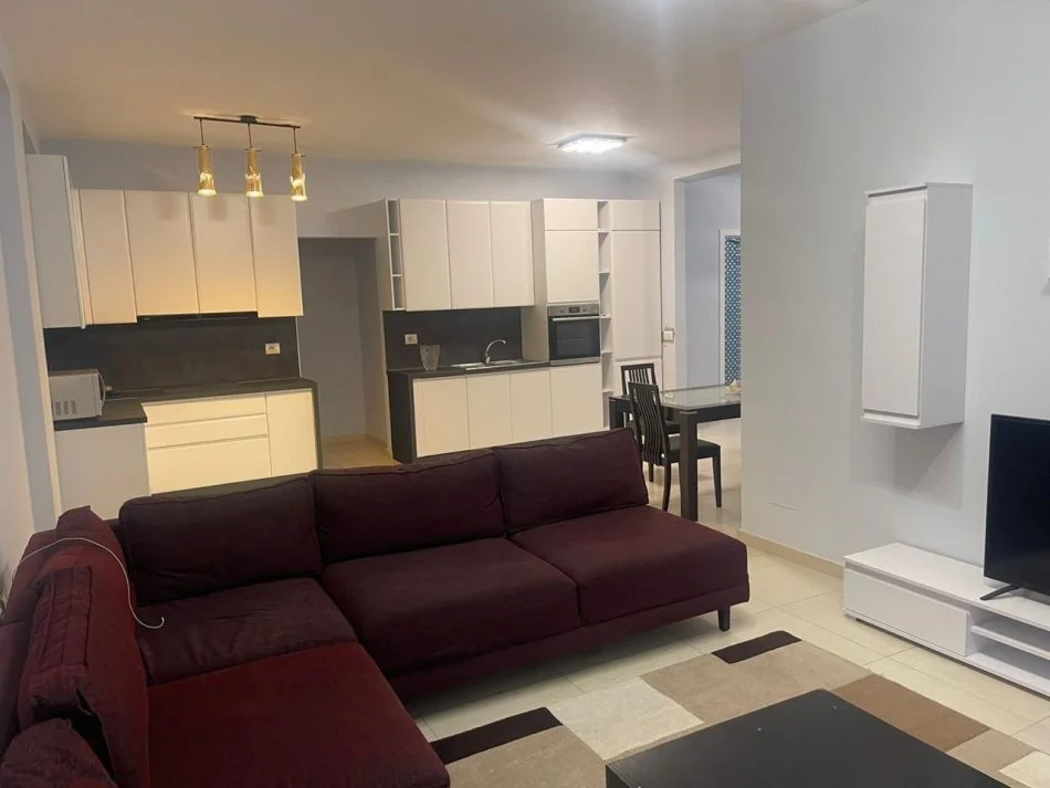 Tirane, jepet me qera apartament 2+1+Ballkon , 118 m² 650 € (afer policise rrugore)
