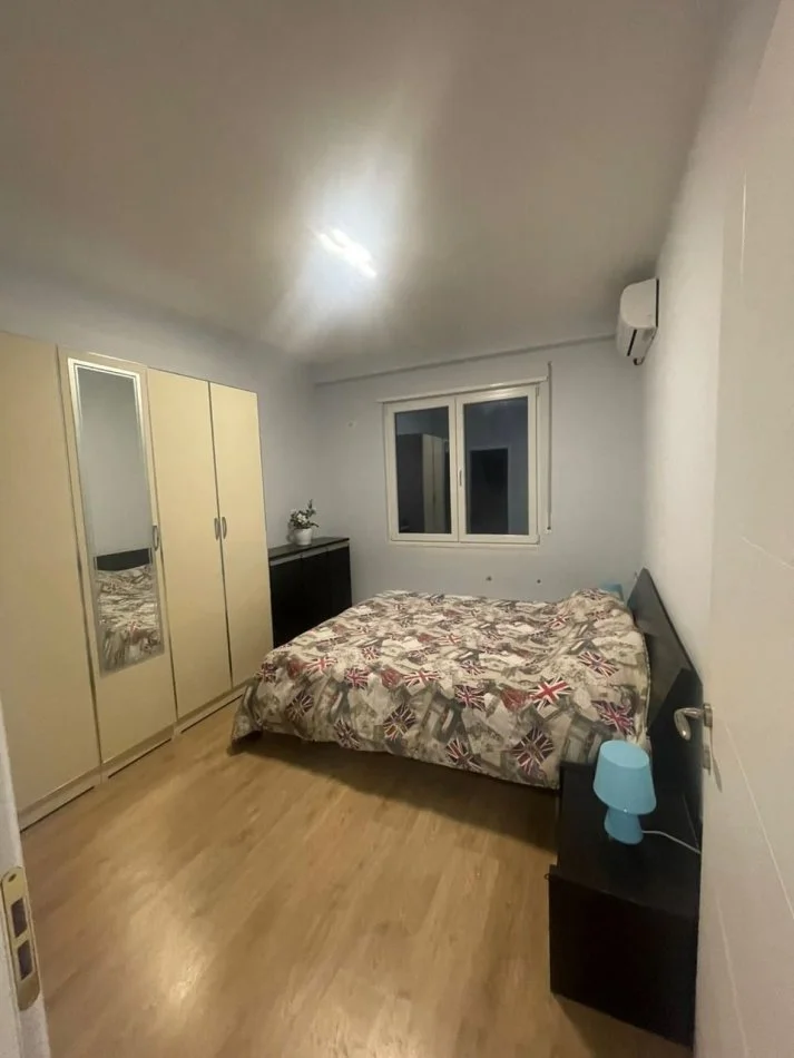 Tirane, jepet me qera apartament 2+1+Ballkon , 118 m² 650 € (afer policise rrugore)