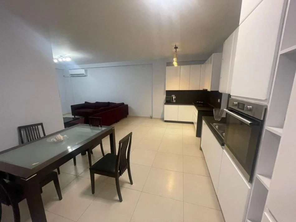 Tirane, jepet me qera apartament 2+1+Ballkon Kati 3, 118 m² 650 € (policia rrugore kinostudio)