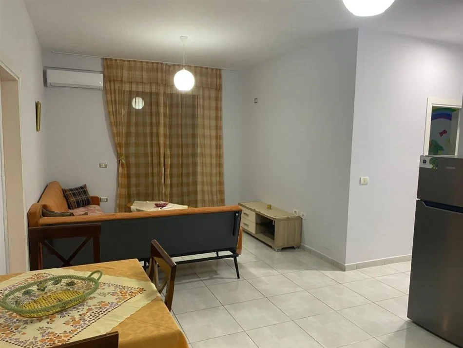 Tirane, jepet me qera apartament 3+1 Kati 2, 500 € 