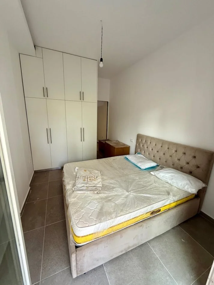 Tirane, jepet me qera apartament 1+1+Ballkon Kati 1, 50 m² 450 € (marin barleti i masterave)