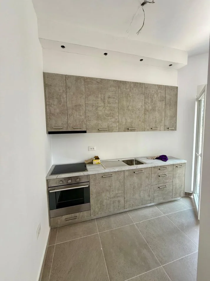 Tirane, jepet me qera apartament 1+1+Ballkon Kati 1, 50 m² 460 € (qemal butka)