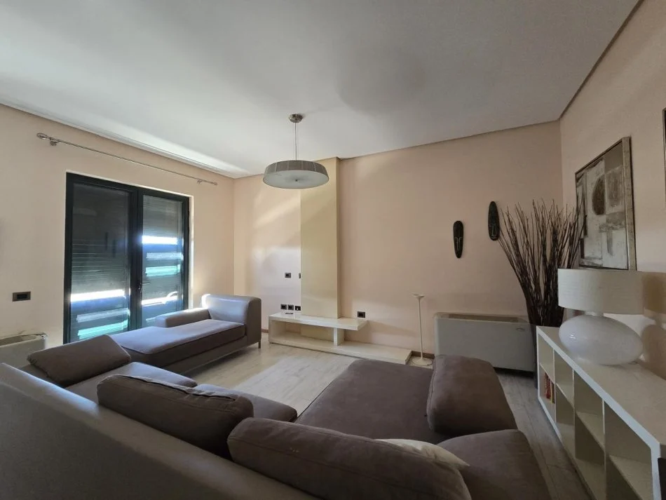 Tirane, jepet me qera apartament 1+1+Aneks+Ballkon Kati 5, 152 m² 1.500 € (Stadiumi arena)