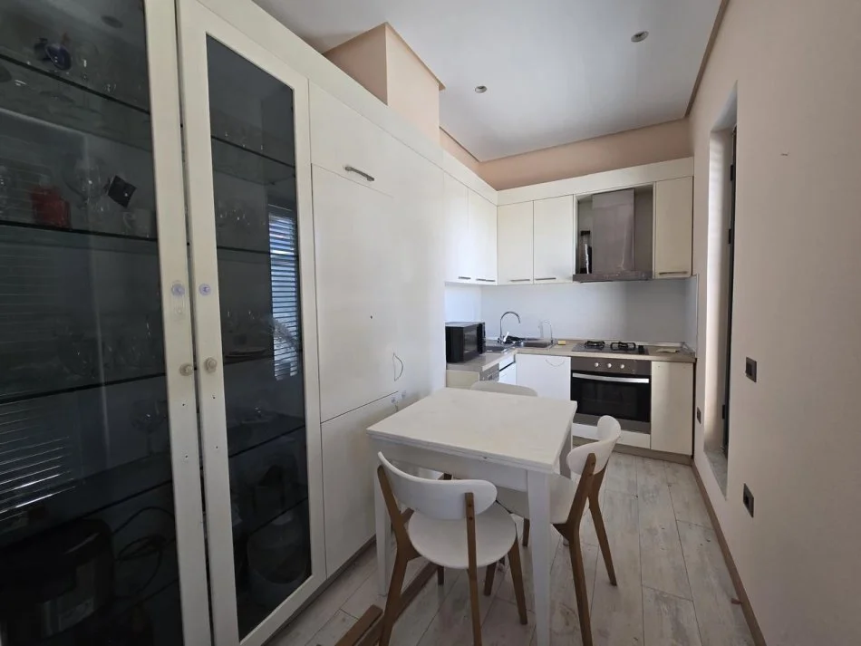 Tirane, jepet me qera apartament 1+1+Aneks+Ballkon Kati 5, 152 m² 1.500 € (Stadiumi arena)