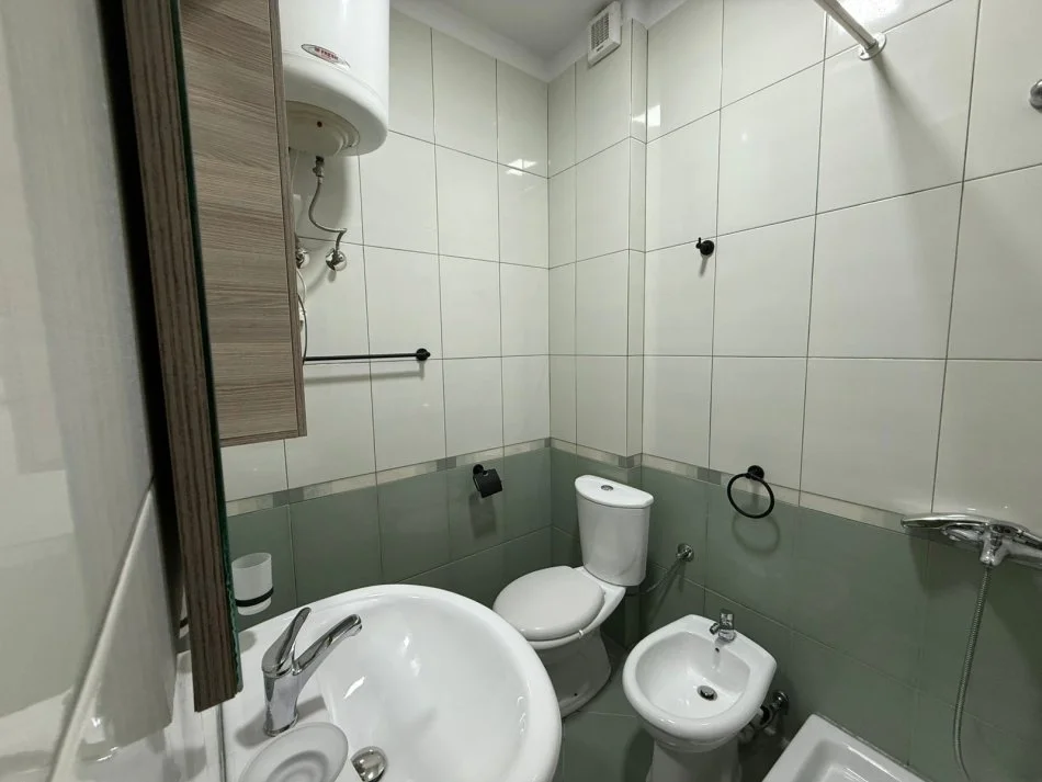 Tirane, jepet me qera apartament 2+1+Ballkon Kati 5, 100 m² 650 € (Blloku)