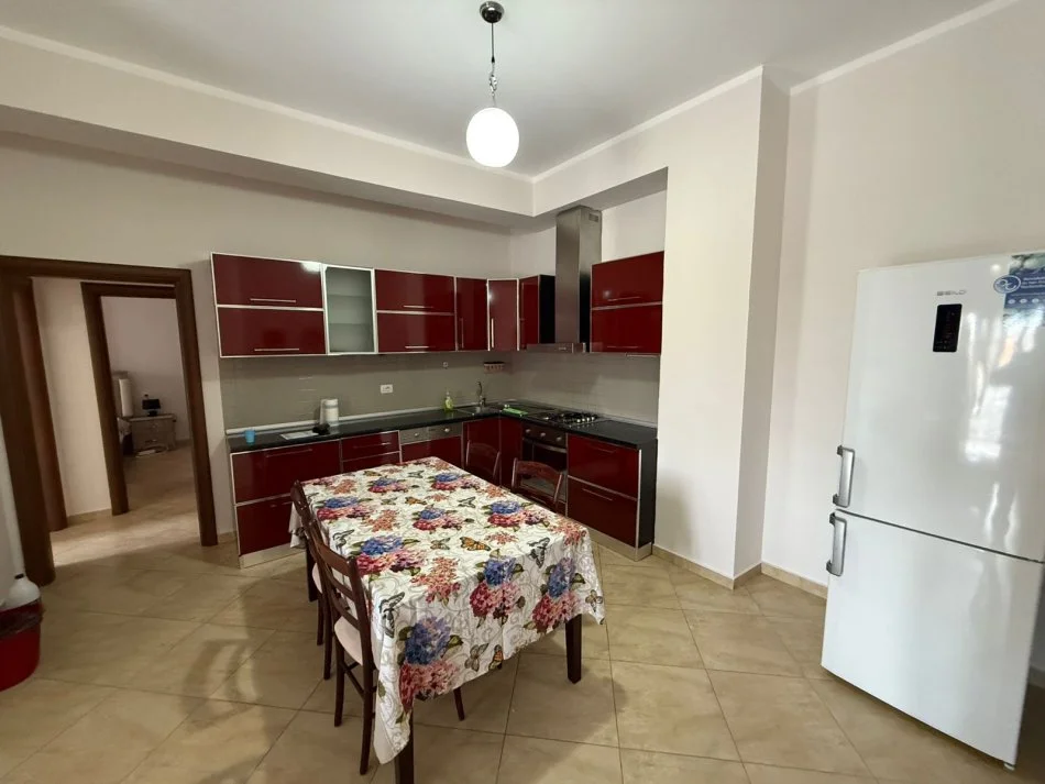 Tirane, jepet me qera apartament 2+1+Ballkon Kati 5, 100 m² 650 € (Blloku)