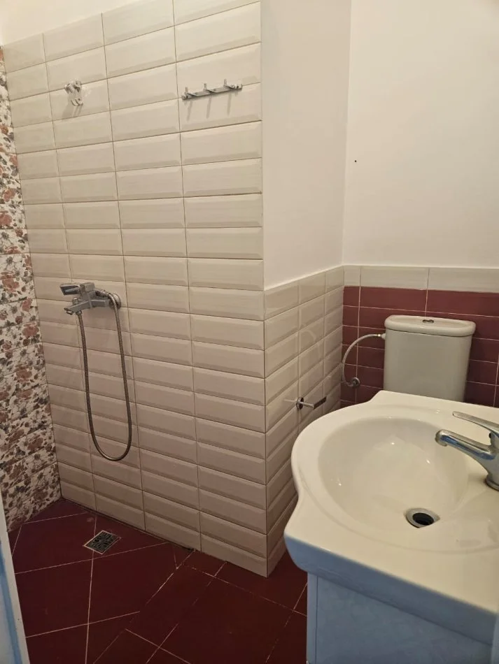 Tirane, jepet me qera apartament 3+1+Ballkon Kati 3, 160 m² 560 € (VILAT GJERMANE)