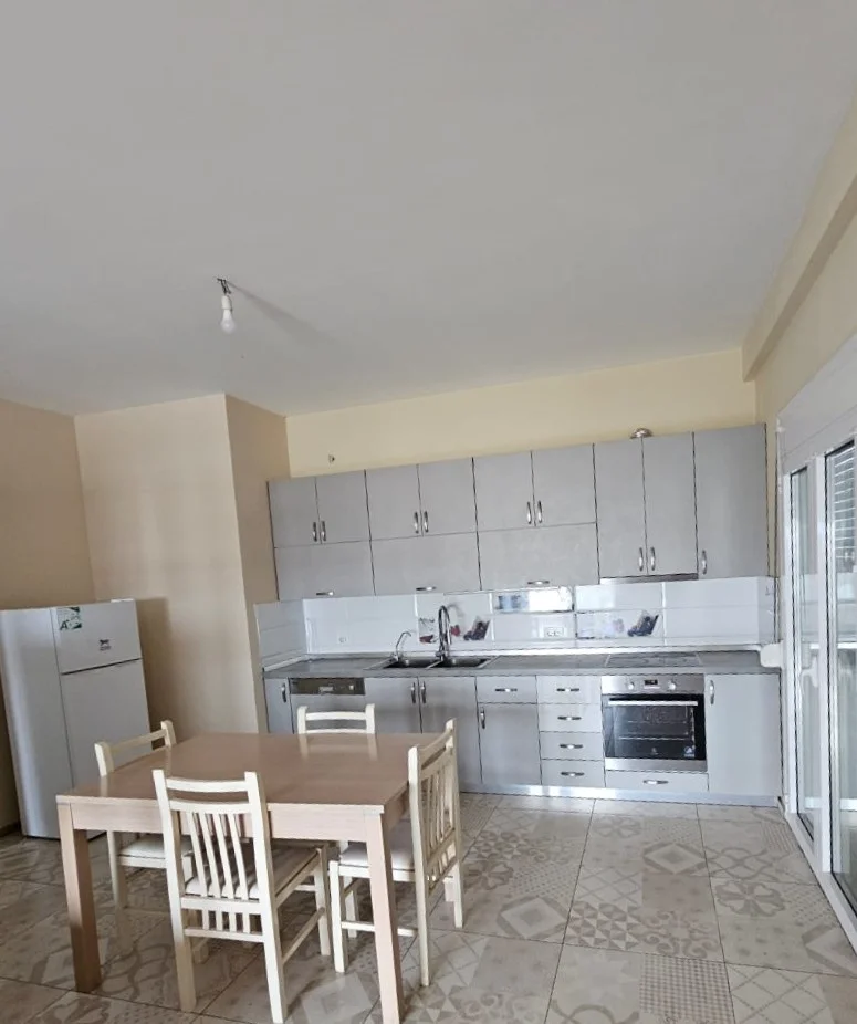 Tirane, jepet me qera apartament 3+1+Ballkon Kati 3, 160 m² 560 € (vilat gjermane)