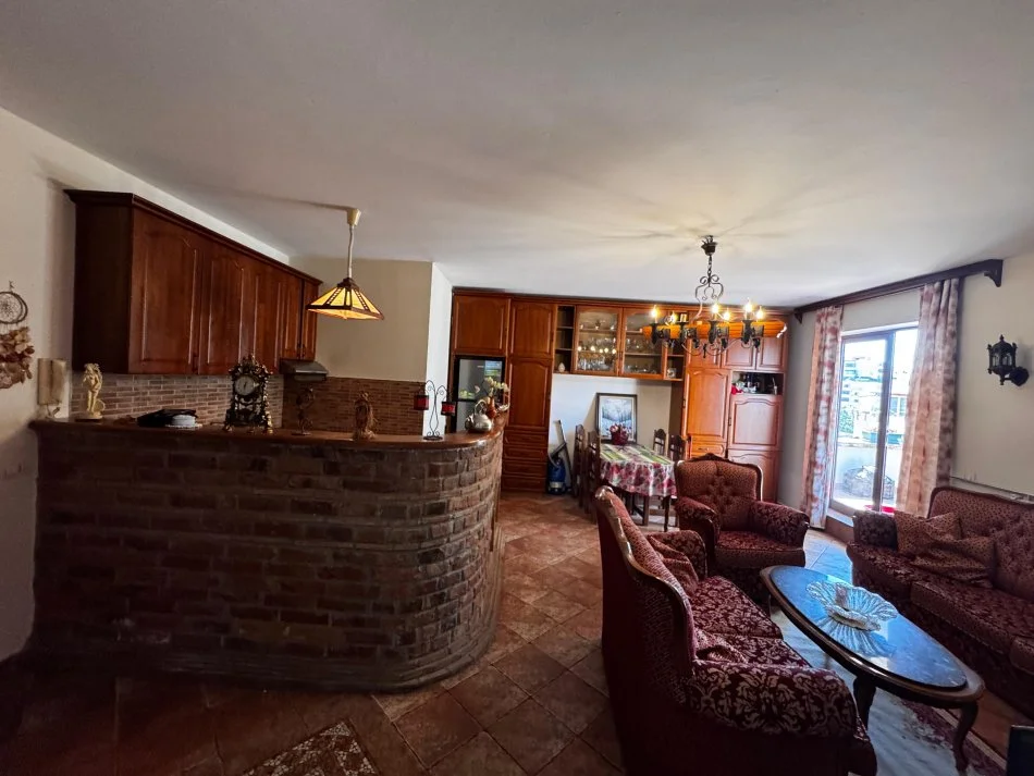 Tirane, jepet me qera apartament 2+1+Ballkon Kati 5, 160 m² 650 € (bulevardi zhan d'ark)