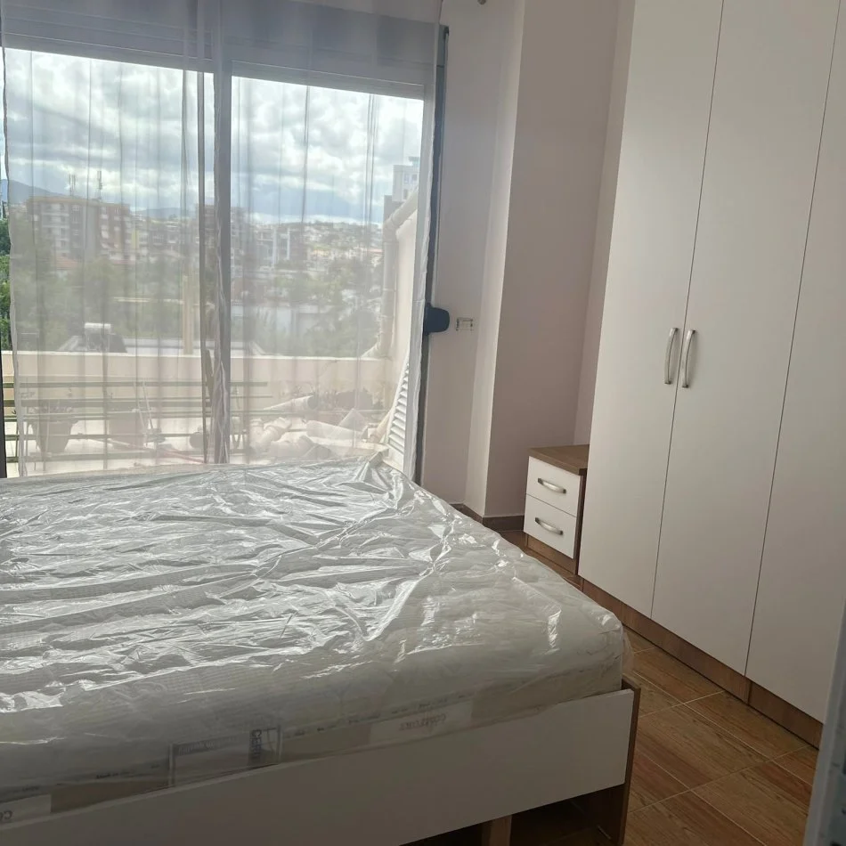 Tirane, jepet me qera apartament 3+1+Ballkon Kati 3, 165 m² 710 € (Xhamlliku)