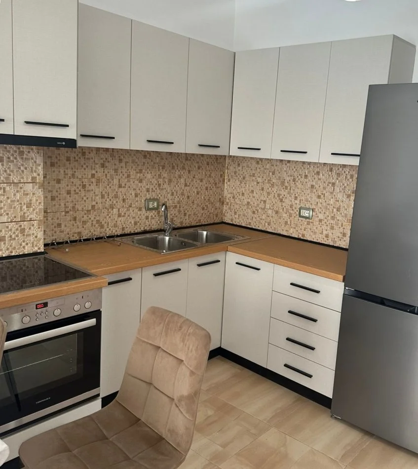 Tirane, jepet me qera apartament 3+1+Ballkon Kati 3, 165 m² 710 € (endri keko)