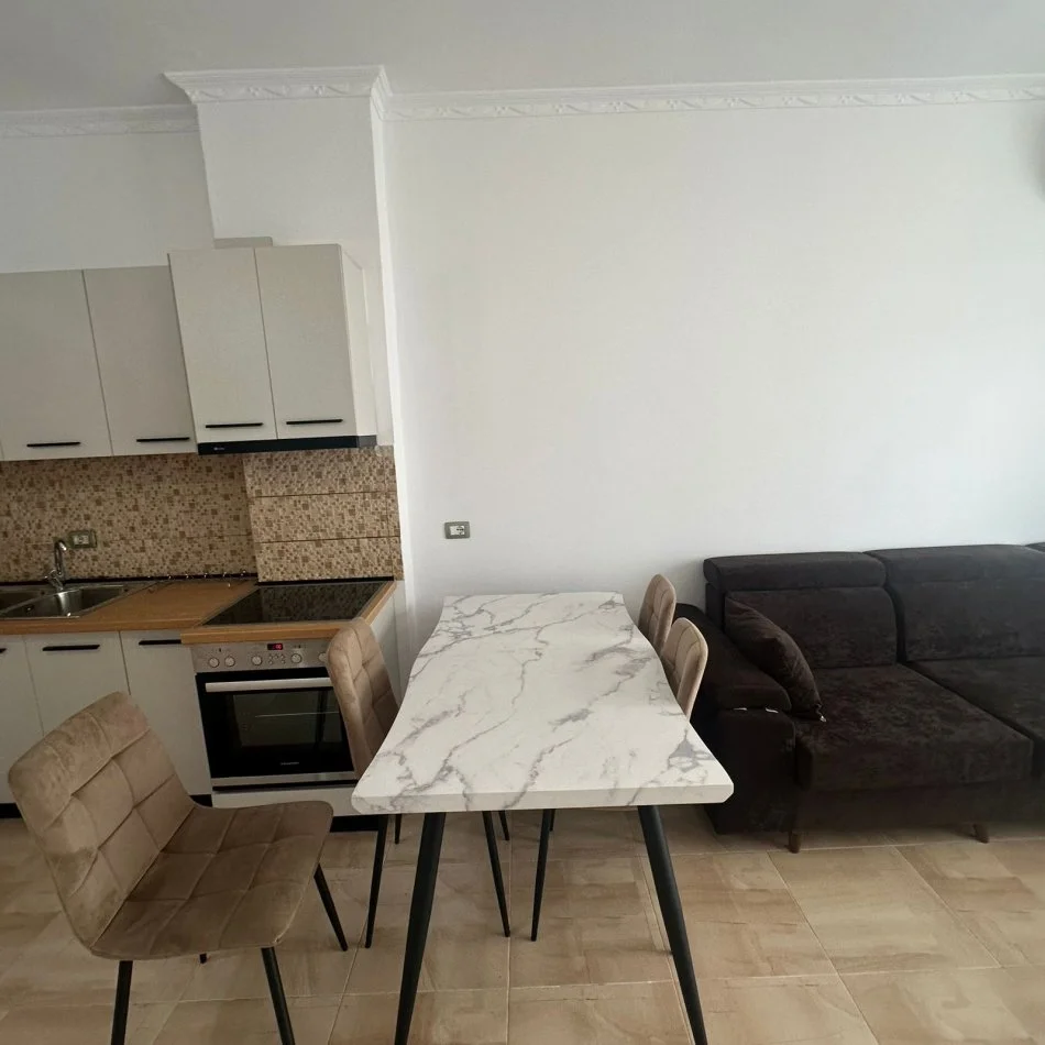Tirane, jepet me qera apartament 3+1 Kati 3, 165 m² 710 € (rruga selman riza)