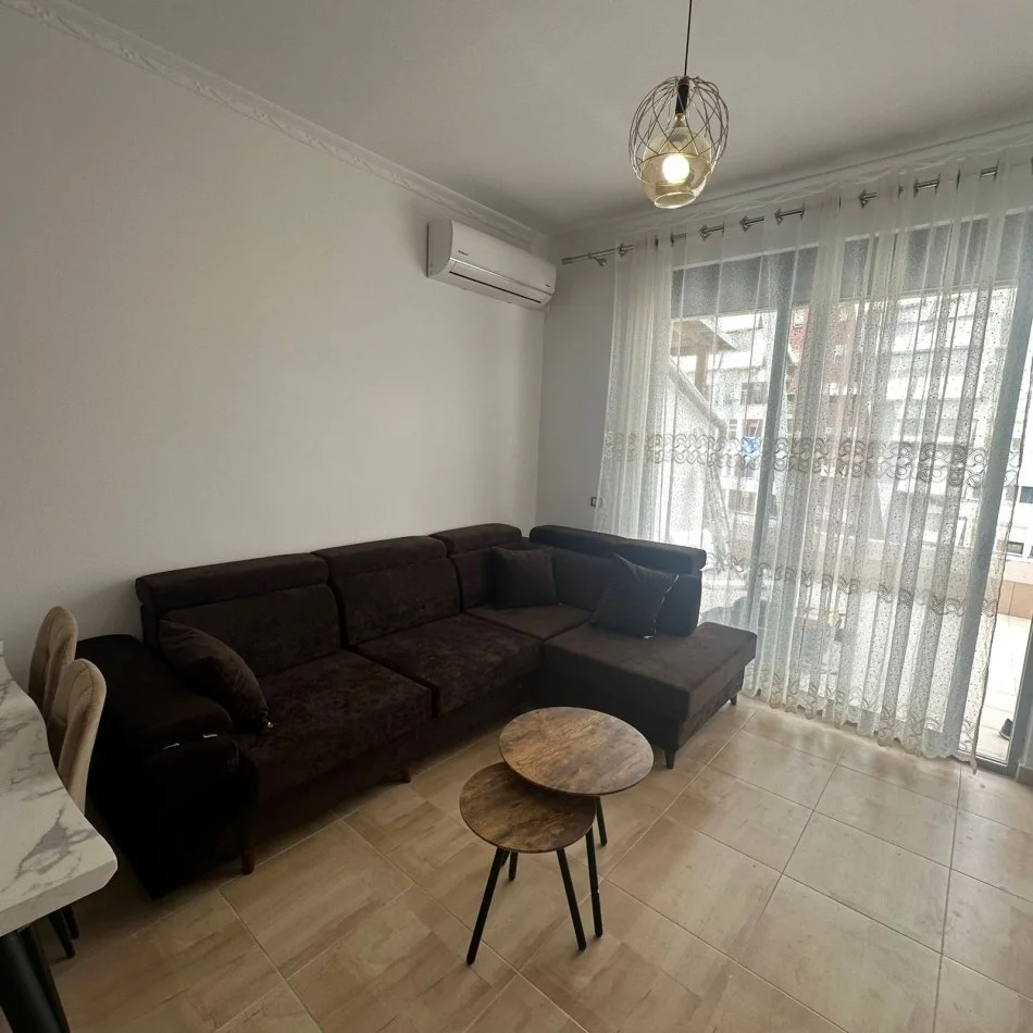 Tirane, jepet me qera apartament 3+1 Kati 3, 165 m² 710 € (rruga selman riza)