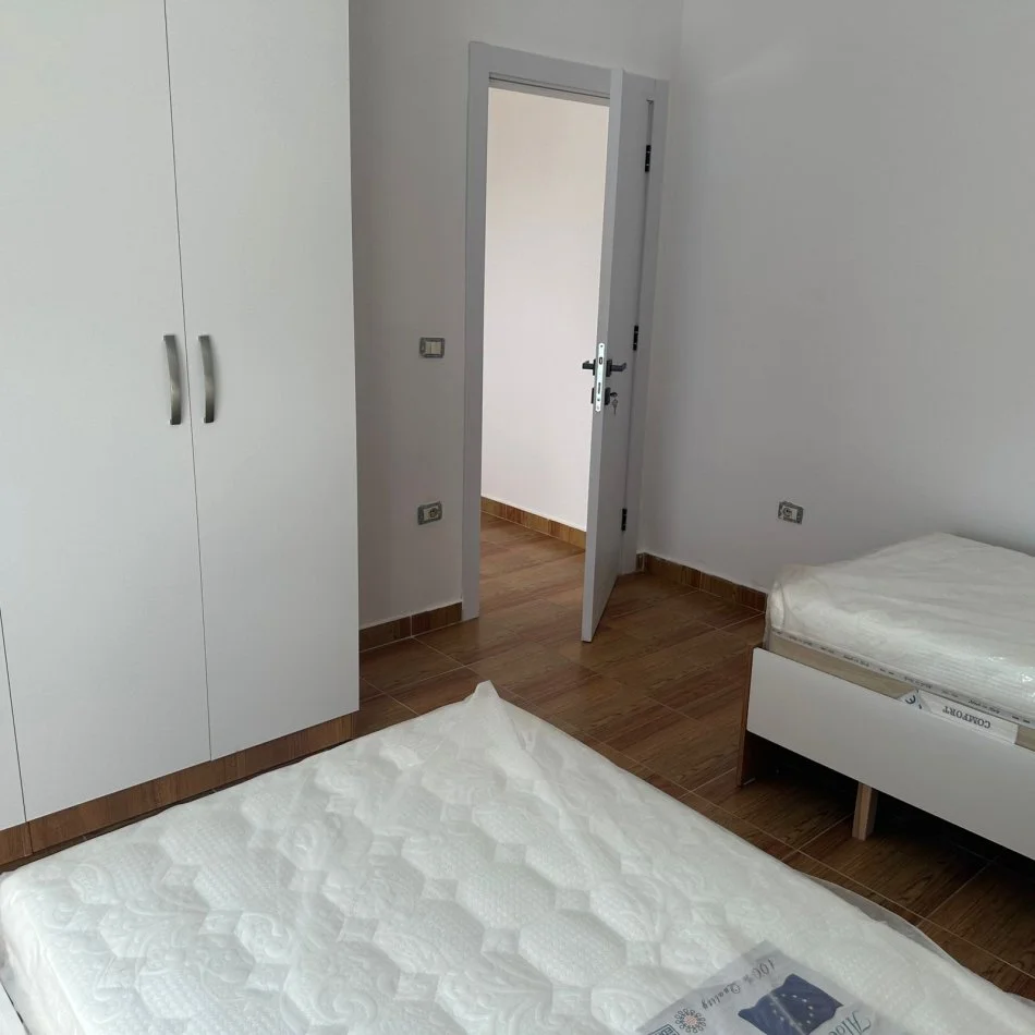 Tirane, jepet me qera apartament 3+1 Kati 3, 165 m² 710 € (rruga selman riza)