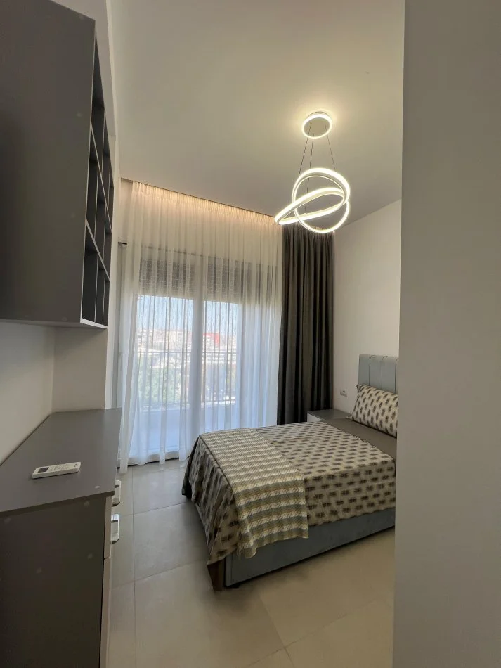 Tirane, jepet me qera apartament 2+1+Ballkon Kati 4, 82 m² 750 € (Rruga Bedri Karapici, Rezidenca Henke, prane Amerikan 3)