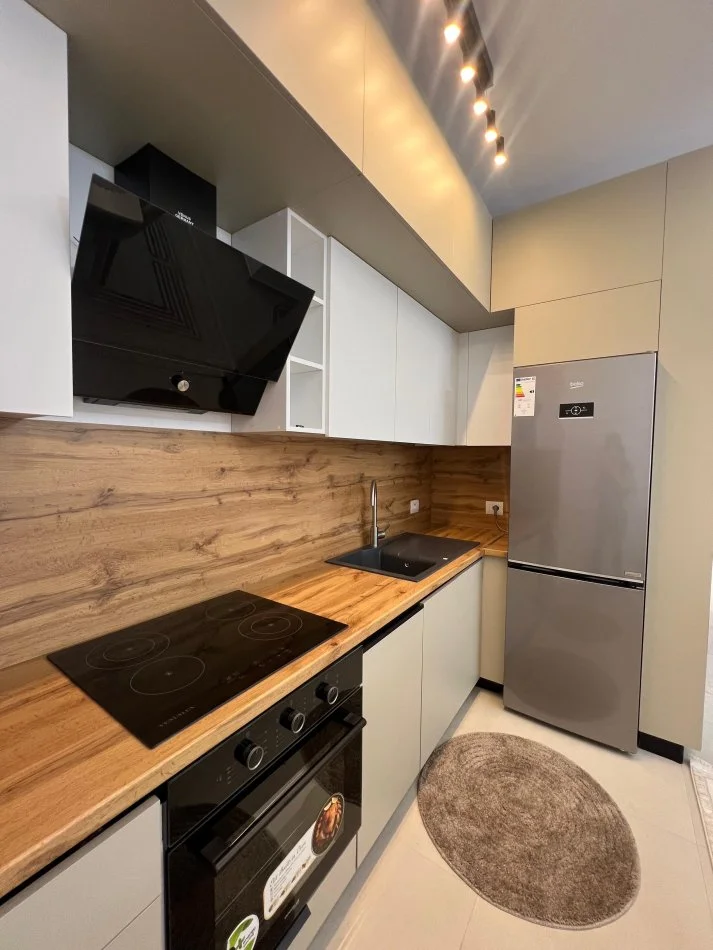 Tirane, jepet me qera apartament 2+1+Ballkon Kati 4, 750 € (Rezidenca Henke, prane Spitalit Amerikan 3)