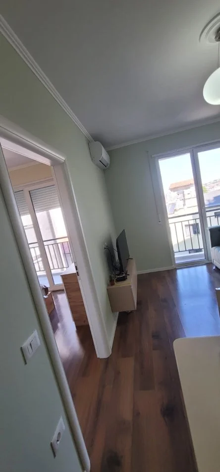 Tirane, jepet me qera apartament 1+1+Ballkon Kati 2, 55 m² 500 € (afer ministrise mbrojtjes)