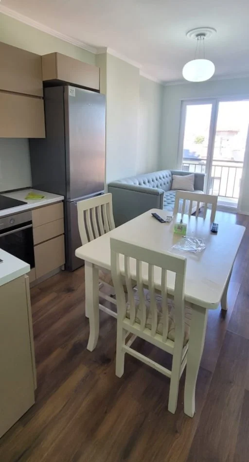 Tirane, jepet me qera apartament 1+1+Ballkon Kati 2, 55 m² 500 € (shkolla bashkuar)