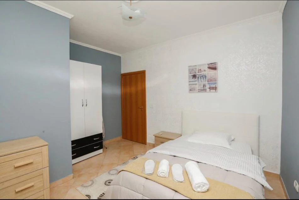 Tirane, jepet me qera apartament 3+1 Kati 11, 143 m² 900 € (Te ekspozita, Mbi trendafilin e bardh hyrja te carpet diem)