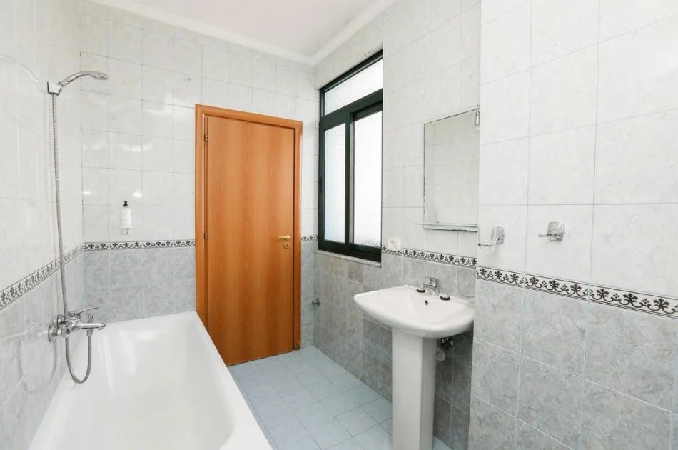 Tirane, jepet me qera apartament 3+1 Kati 11, 143 m² 900 € (Te ekspozita, Mbi trendafilin e bardh hyrja te carpet diem)