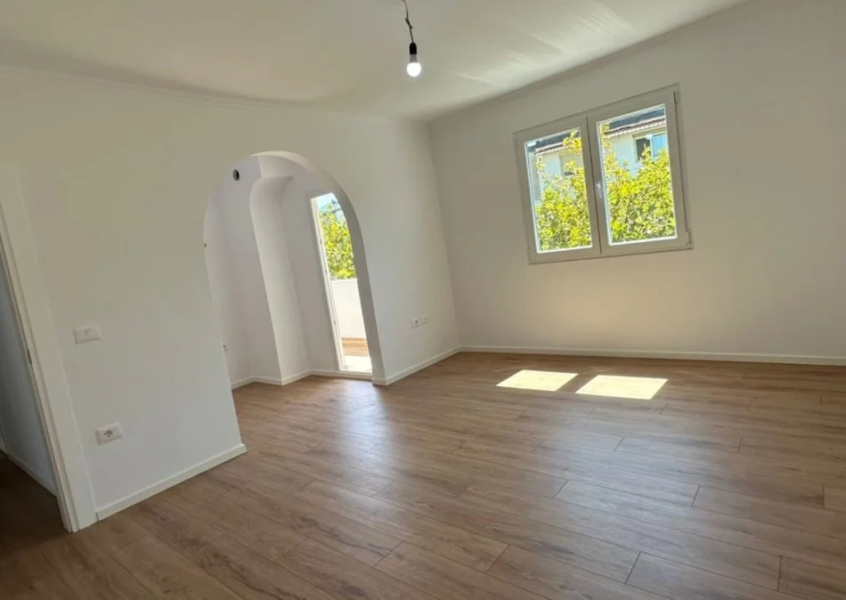 Tirane, shitet apartament 2+1+Ballkon Kati 4, 73 m² 129.000 € (pas pediatrise)