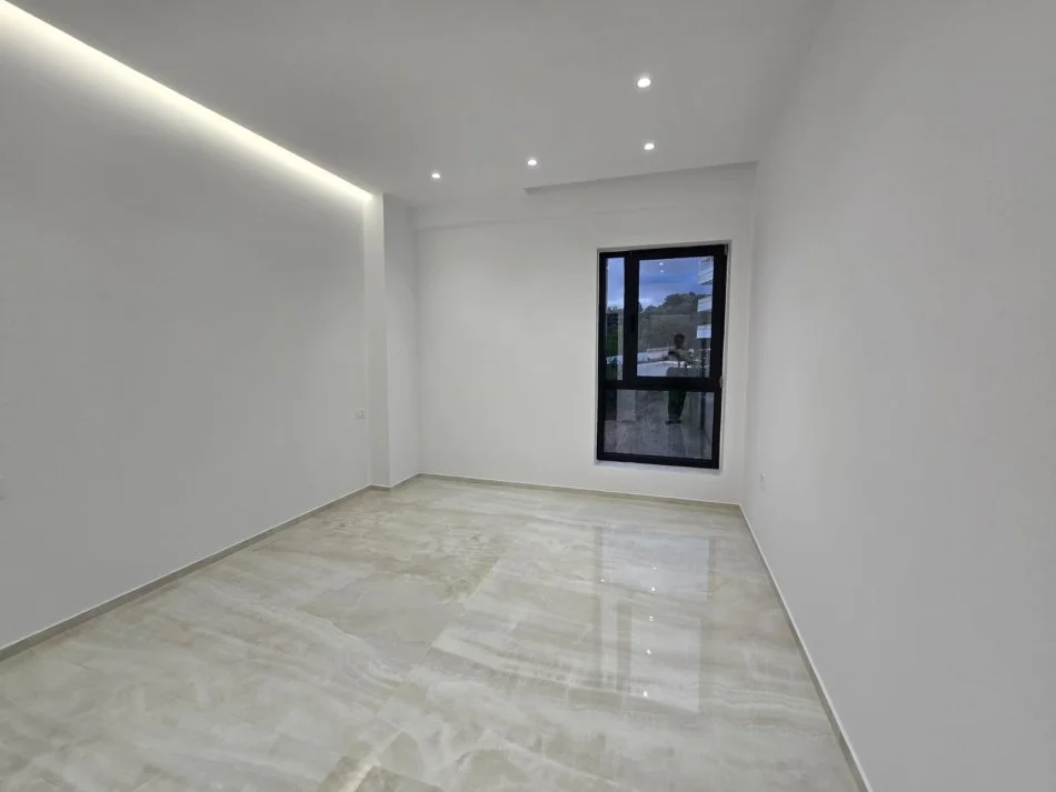 Tirane, jepet me qera apartament 2+1+Ballkon Kati 3, 112 m² 800 € 