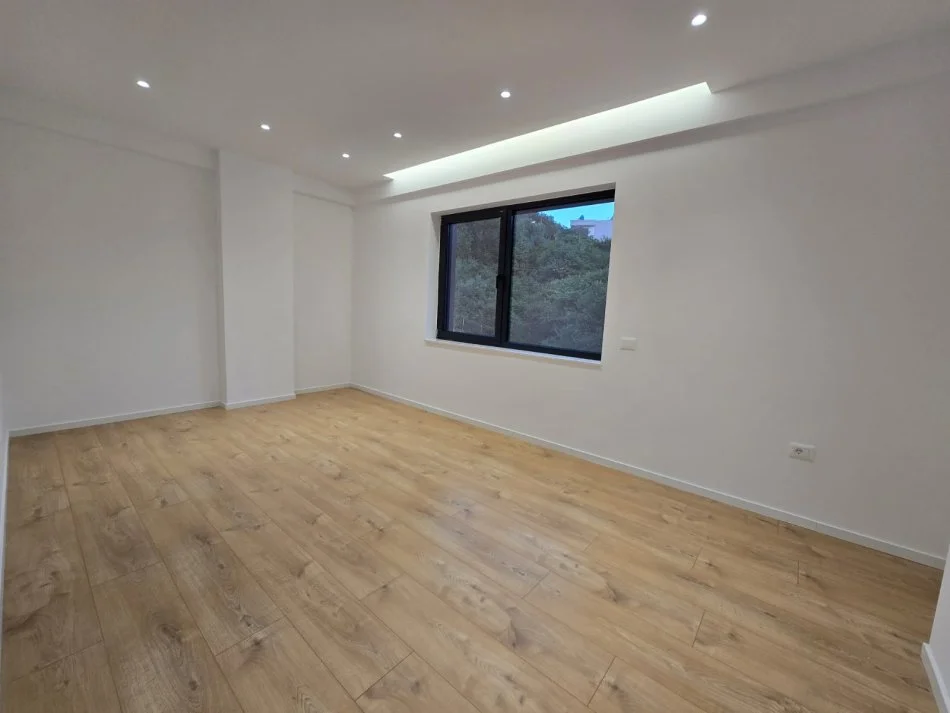 Tirane, jepet me qera apartament 2+1+Ballkon Kati 3, 112 m² 800 € 