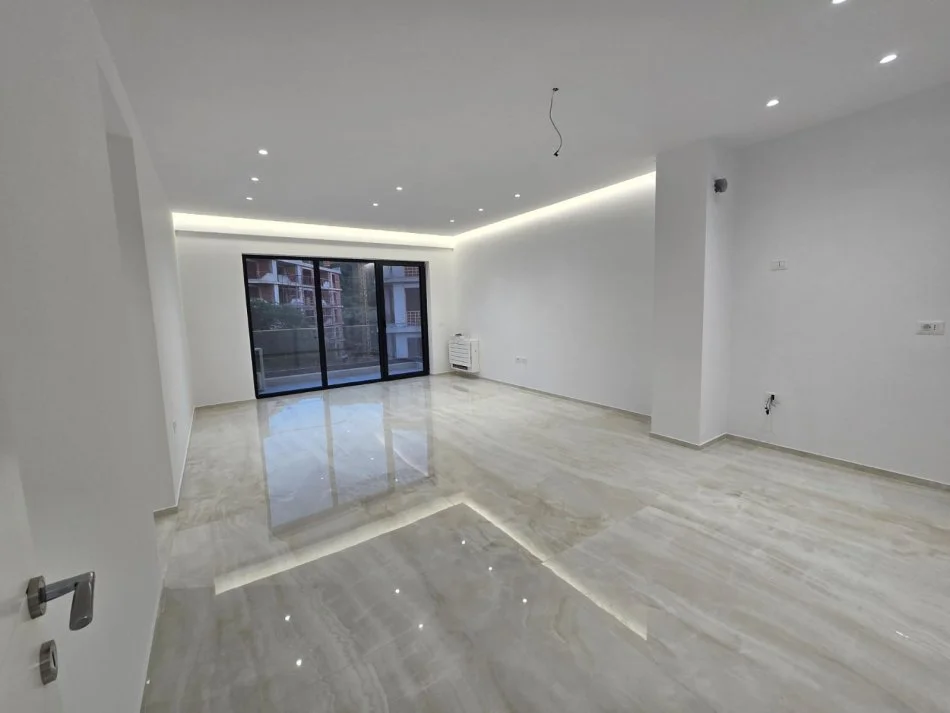Tirane, jepet me qera apartament 2+1+Ballkon Kati 3, 112 m² 800 € 