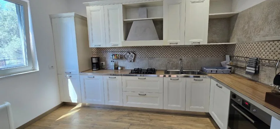 Tirane, jap me qera Vile 3+1+Aneks+Ballkon Kati 2, 2.100 € (Mullet)