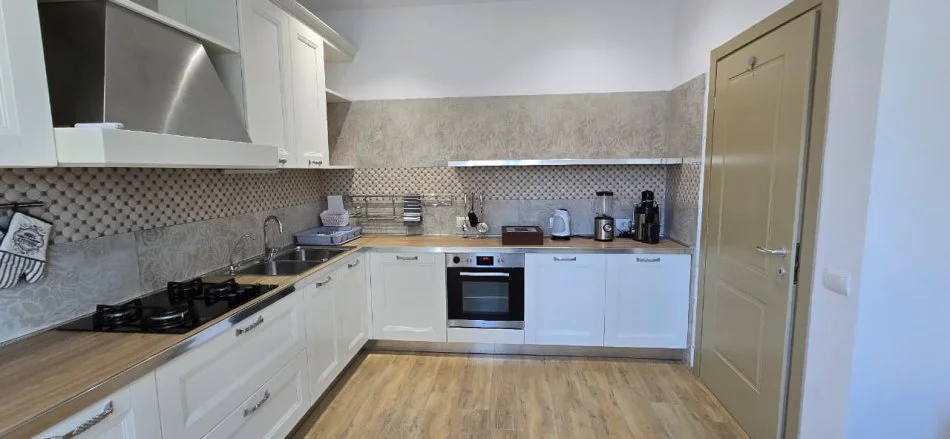 Tirane, jap me qera Vile 3+1+Aneks+Ballkon Kati 2, 2.100 € (Mullet)