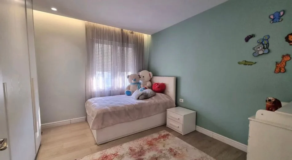 Tirane, jepet me qera apartament 2+1+Ballkon Kati 6, 100 m² 900 € (Komuna e Parisit)